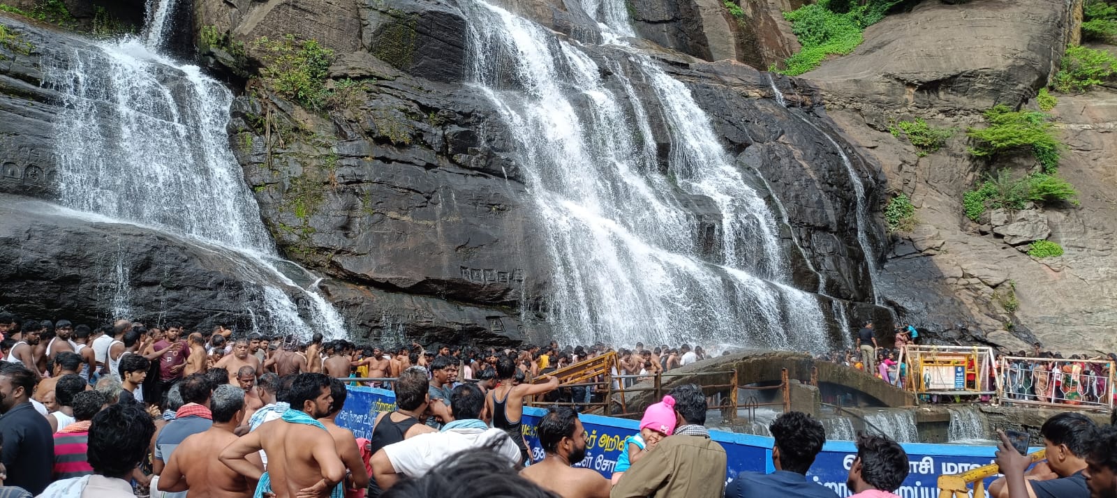 குற்றால அருவிகளில் குவிந்த சுற்றுலா பயணிகள்.